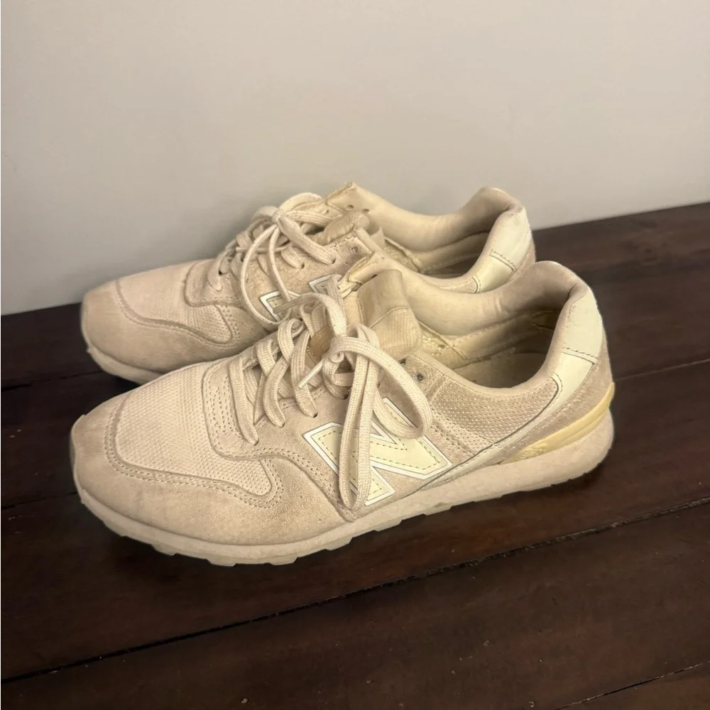 New Balance 696 Women’s Size 8 Beige Suede Sneakers WL696WPB Cream Neutral